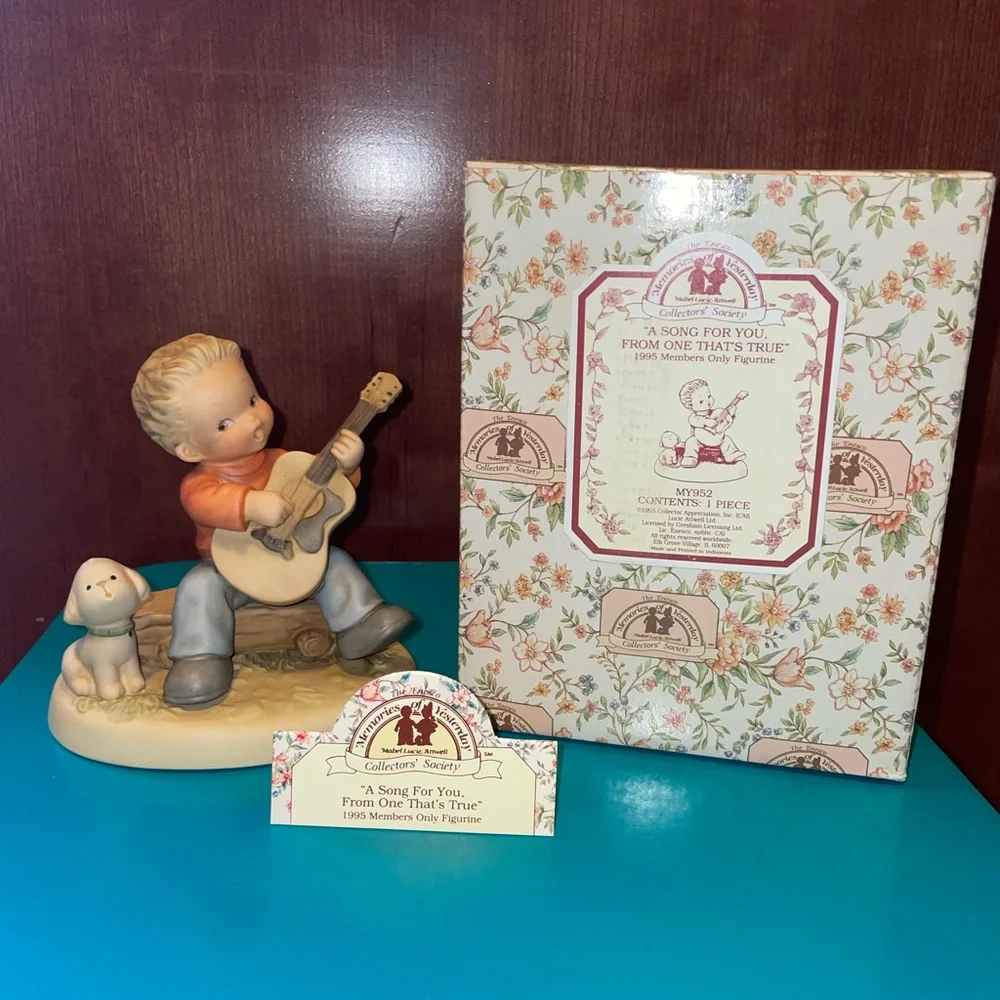 🎸New Memories of Yesterday Charming Figurine of Boy with Guitar and Dog - Picture 3 of 6